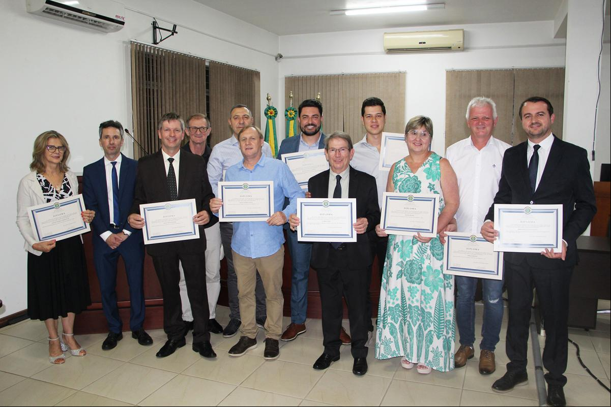 Solenidade ocorreu nesta quinta. Na foto, os eleitos de Dois Irmãos Solenidade ocorreu nesta quinta. Na foto, os eleitos de Dois Irmãos