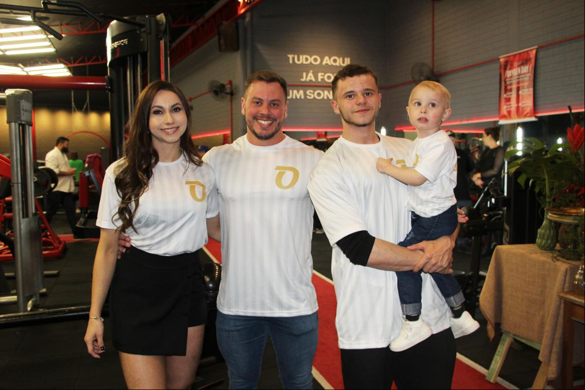 Patrícia e André com os filhos Theo e Henrique