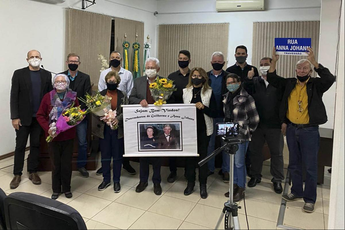 Rua Anna Johann – Familiares estiveram presentes na sessão e celebraram a aprovação Rua Anna Johann – Familiares estiveram presentes na sessão e celebraram a aprovação