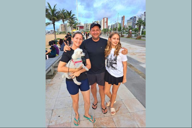 Cirlei, Tarcísio, Juliana e a pet Xuxa, agora em Morada Nova, no Ceará, e nos fins de semana aproveitando as maravilhas de Fortaleza. A geografia não é mais uma barreira