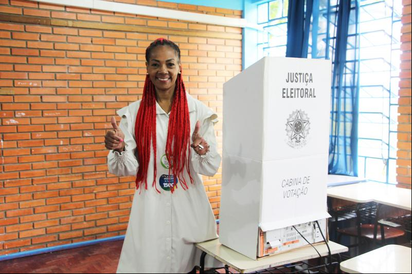 Candidata votou na escola estadual Affonso Wolf