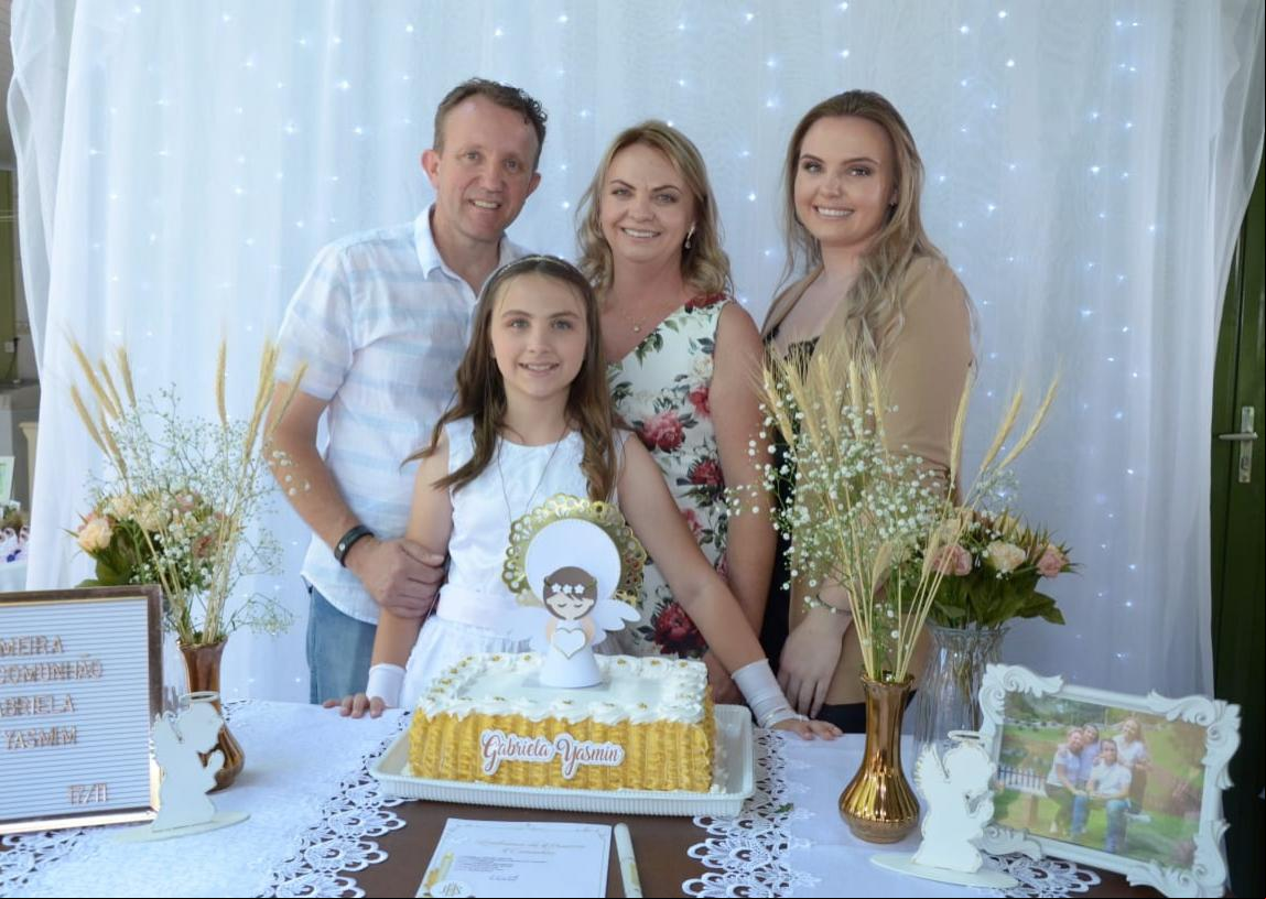 Gabriela Yasmim Lenhard fez sua Primeira Eucaristia no dia 17 de novembro. Na foto, com os pais Neori e Verediana e irmã Tailine (Foto: Leni Giehl Fotografias)