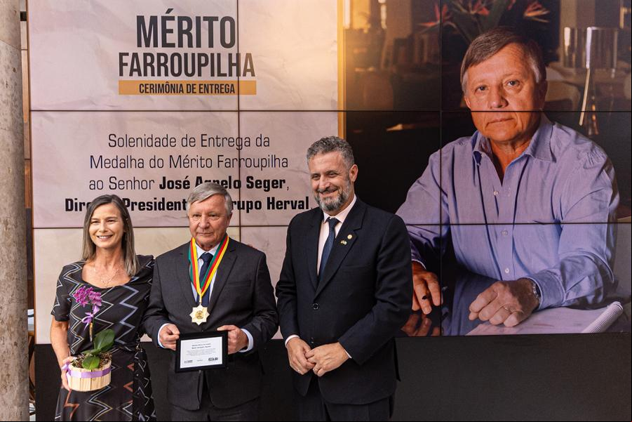 Issur Koch entregou a medalha para Agnelo (Foto: Raul Pereira / ALRS)