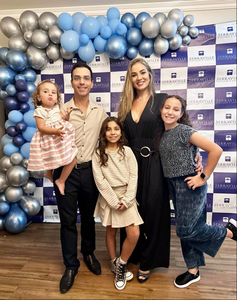 O SerraVille – Internação e Reabilitação Geriátrica comemorou 13 anos no dia 7 de maio. Na foto, Dr. João Paulo e Dra. Milena Fischer com as filhas