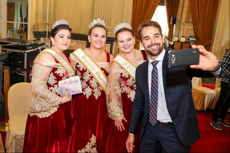 Soberanas de Morro Reuter fazendo uma selfie com o governador Eduardo Leite, na divulgação da Festa da Lavanda (Foto: Governo RS)